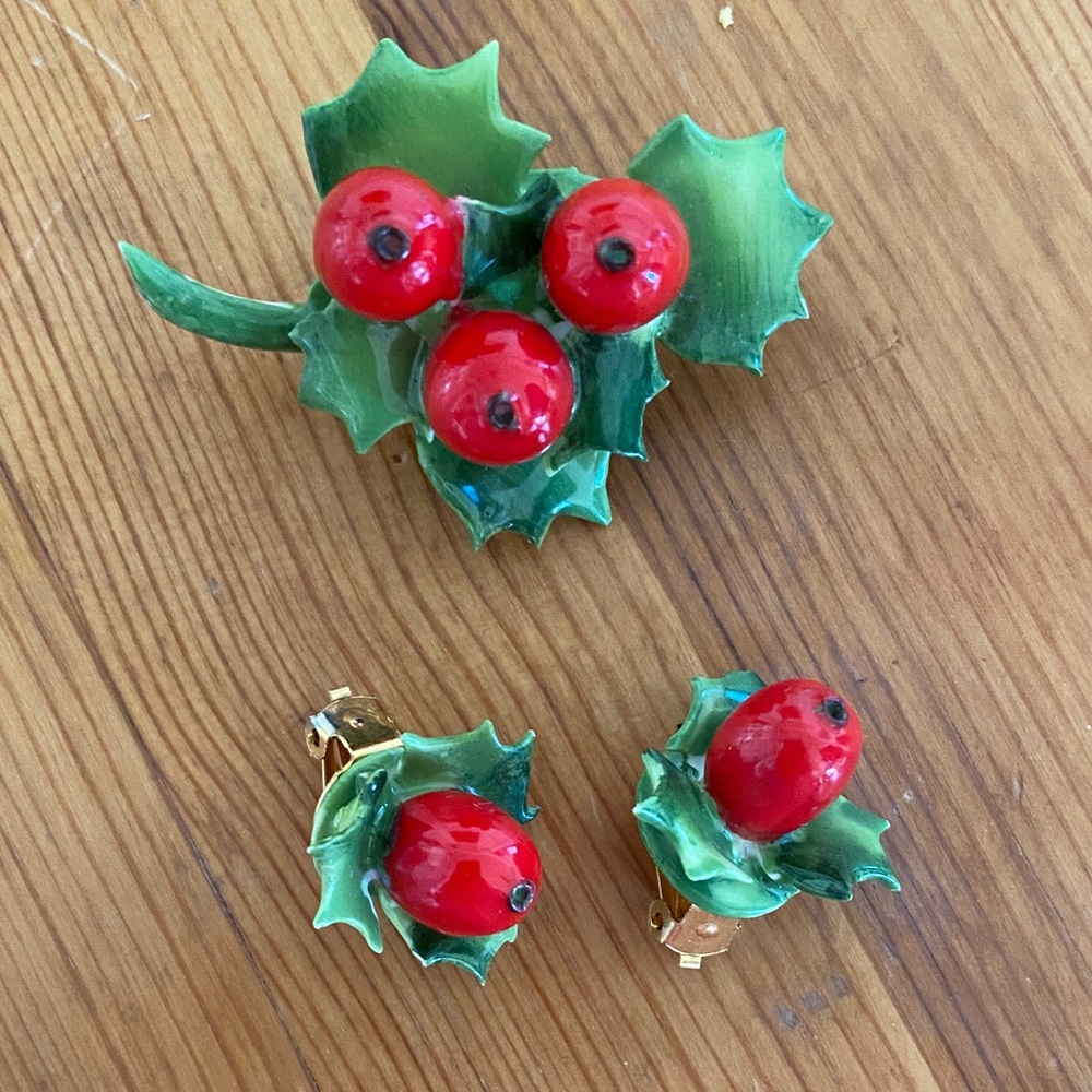 Staffordshire Cara Ceramic Red & Green Holly Brooch and Earrings Set